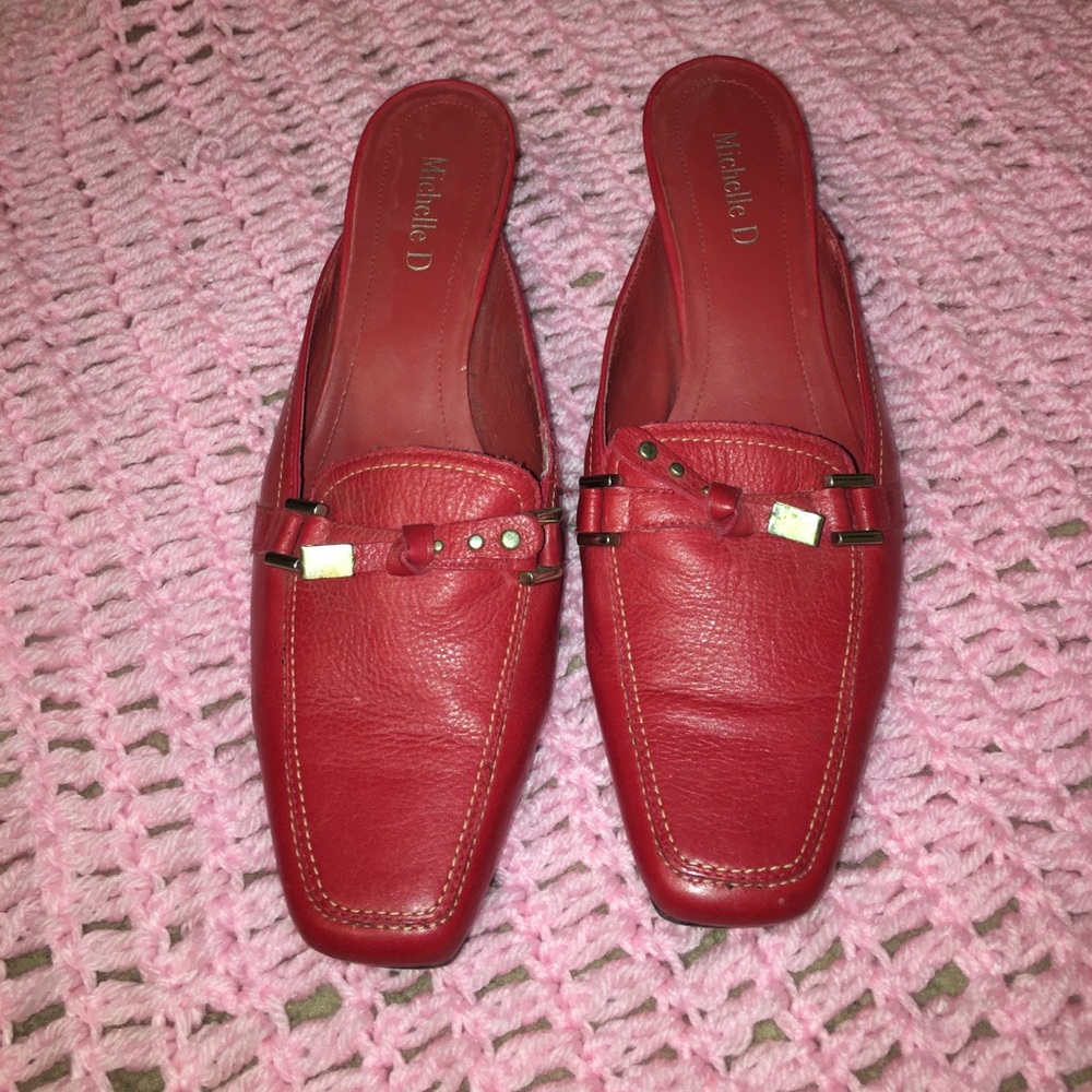 All red with a buckle style on the toe❤️